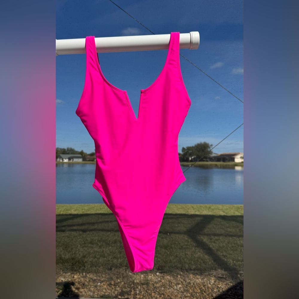 🩷One piece, hot pink swimsuit, V in the front EUC🩷
